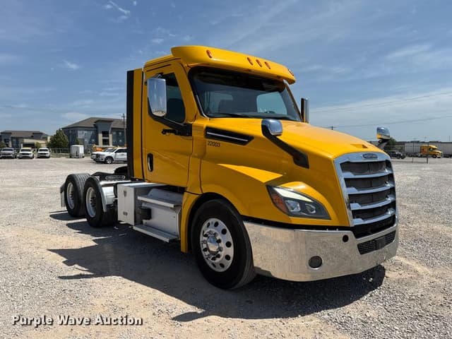 Image of Freightliner Cascadia 126 equipment image 2