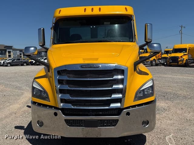 Image of Freightliner Cascadia 126 equipment image 1