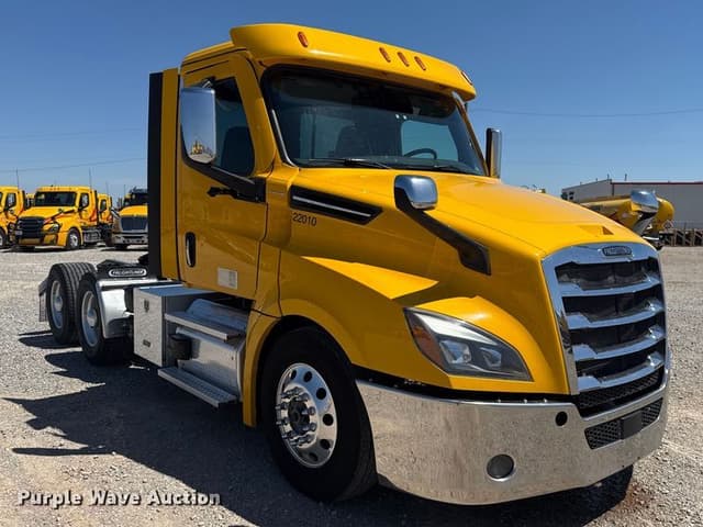 Image of Freightliner Cascadia 126 equipment image 2