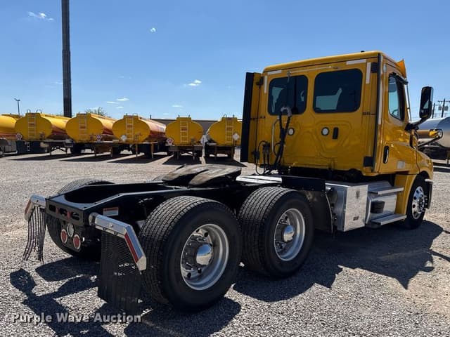 Image of Freightliner Cascadia 126 equipment image 4