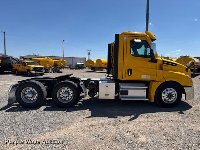 Image of Freightliner Cascadia 126 equipment image 3