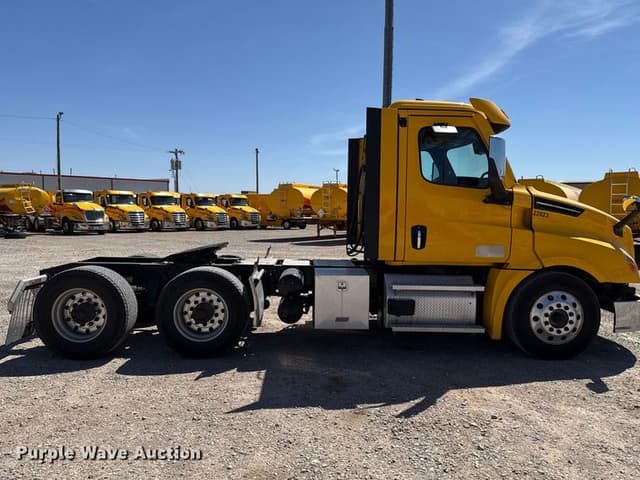 Image of Freightliner Cascadia 126 equipment image 3