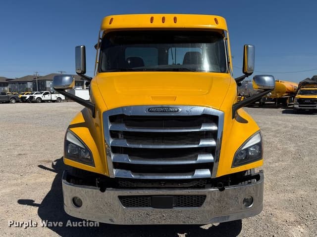 Image of Freightliner Cascadia 126 equipment image 1