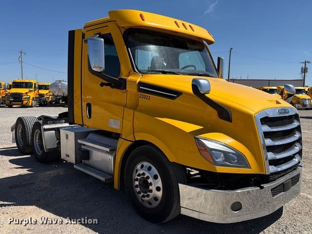 Image of Freightliner Cascadia 126 equipment image 2