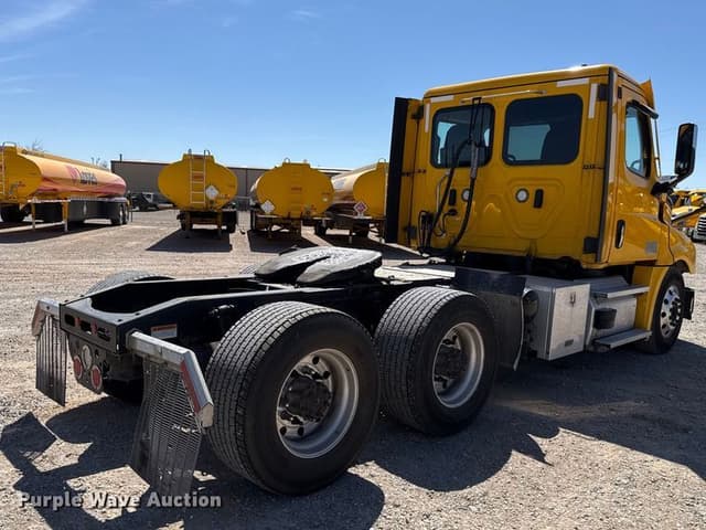 Image of Freightliner Cascadia 126 equipment image 4