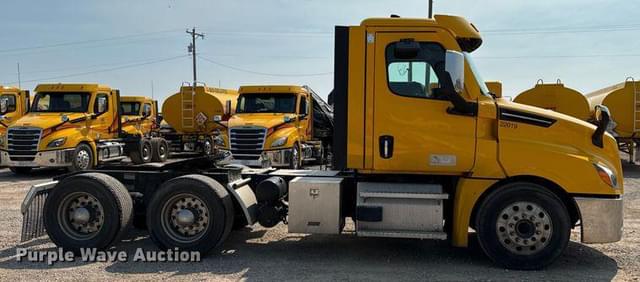 Image of Freightliner Cascadia 126 equipment image 3