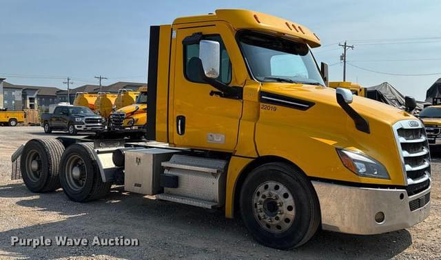 Image of Freightliner Cascadia 126 equipment image 2