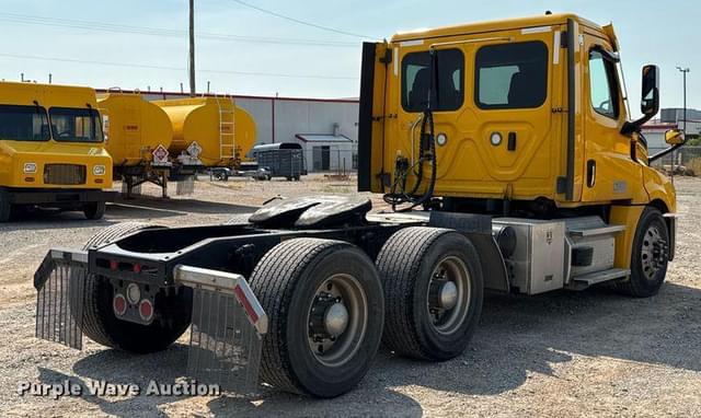 Image of Freightliner Cascadia 126 equipment image 4