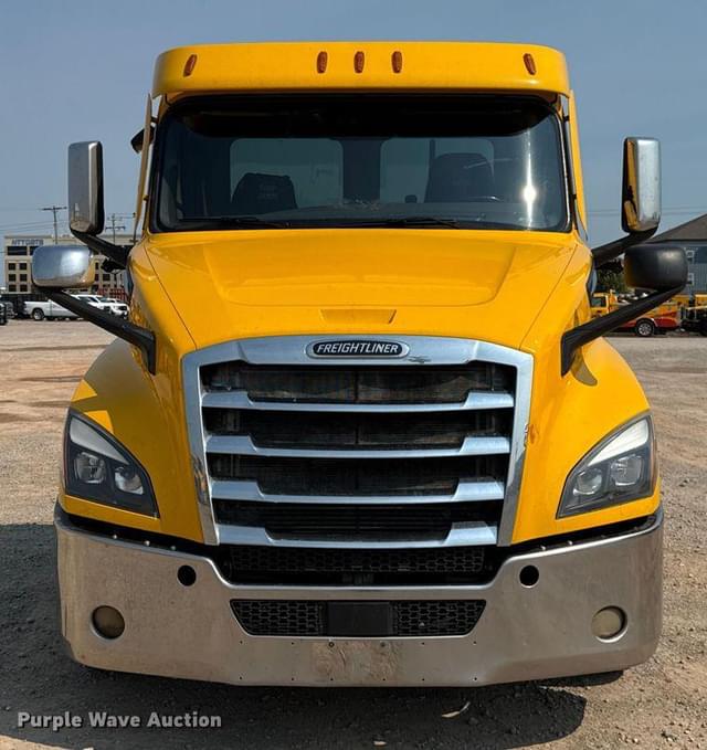 Image of Freightliner Cascadia 126 equipment image 1