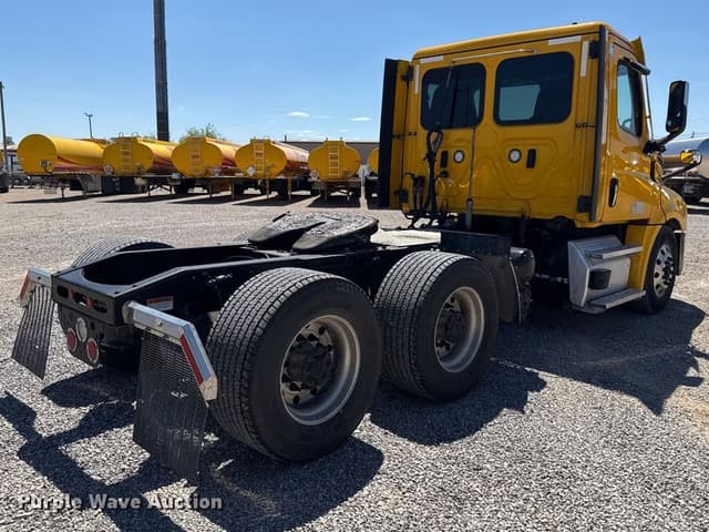 Image of Freightliner Cascadia 126 equipment image 4
