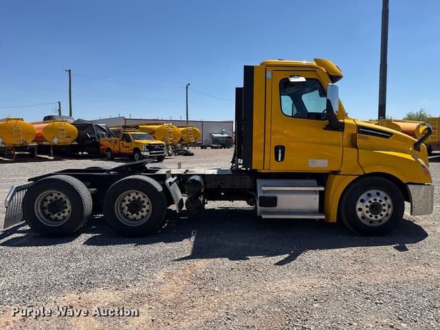 Image of Freightliner Cascadia 126 equipment image 3