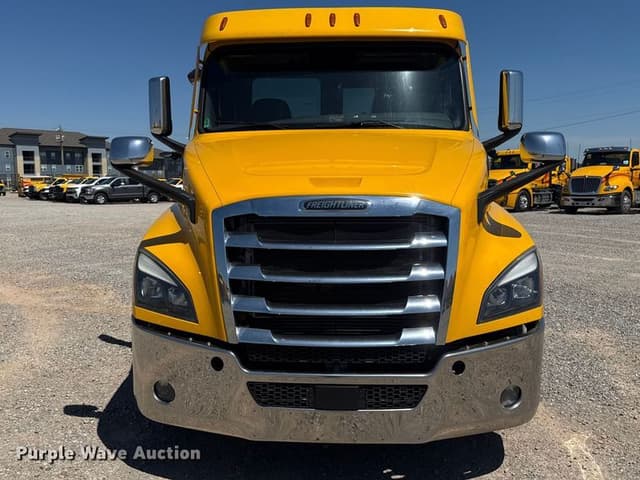 Image of Freightliner Cascadia 126 equipment image 1