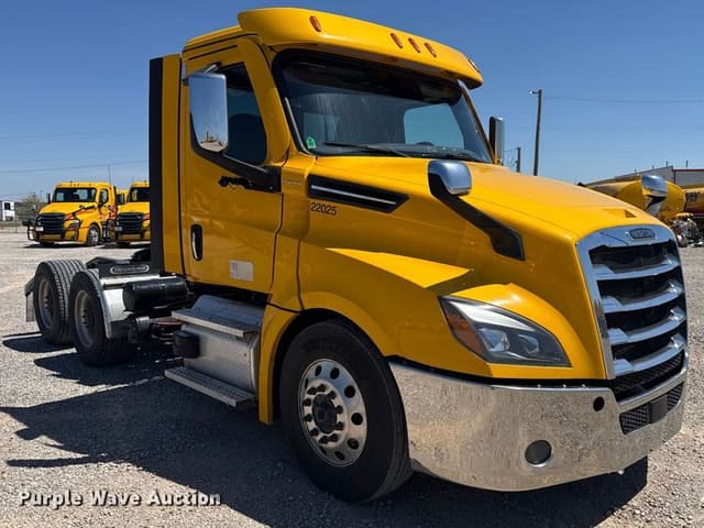 Image of Freightliner Cascadia 126 equipment image 2