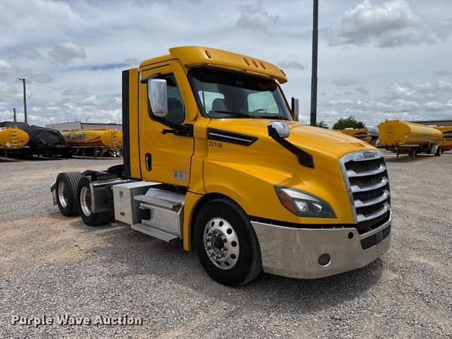Image of Freightliner Cascadia 126 equipment image 2