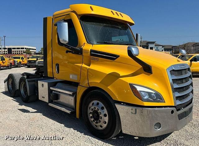 Image of Freightliner Cascadia 126 equipment image 2