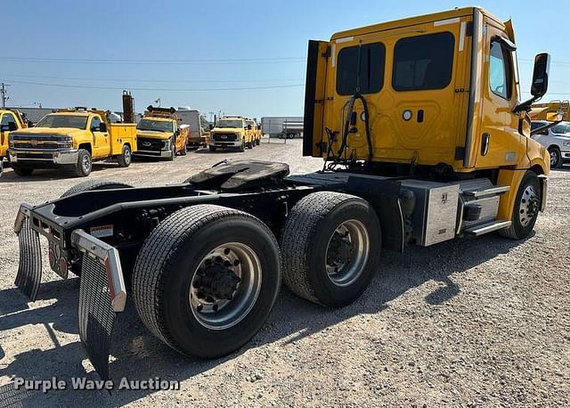 Image of Freightliner Cascadia 126 equipment image 4