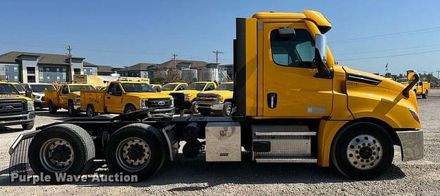 Image of Freightliner Cascadia 126 equipment image 3