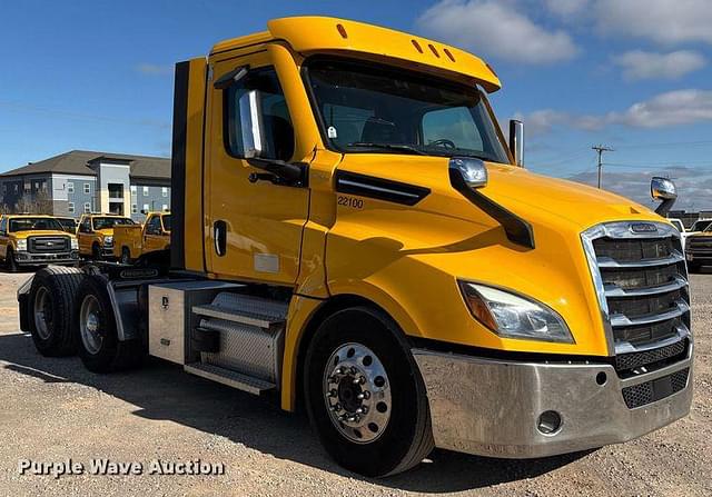 Image of Freightliner Cascadia 126 equipment image 2