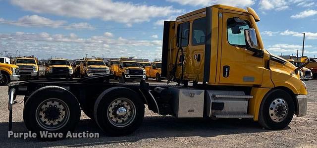 Image of Freightliner Cascadia 126 equipment image 3