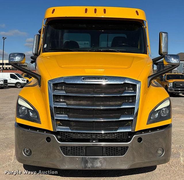 Image of Freightliner Cascadia 126 equipment image 1