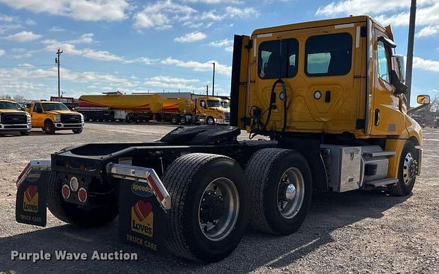 Image of Freightliner Cascadia 126 equipment image 4