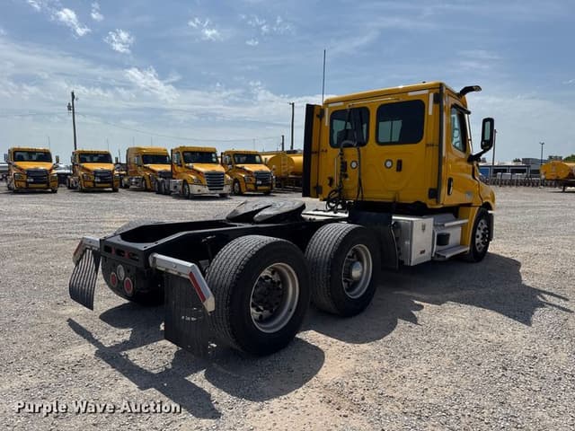 Image of Freightliner Cascadia 126 equipment image 4