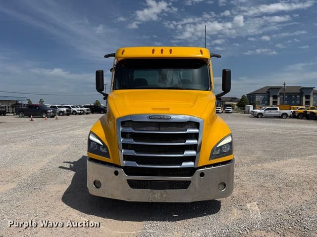 Image of Freightliner Cascadia 126 equipment image 1