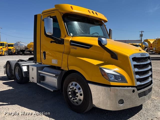 Image of Freightliner Cascadia 126 equipment image 2
