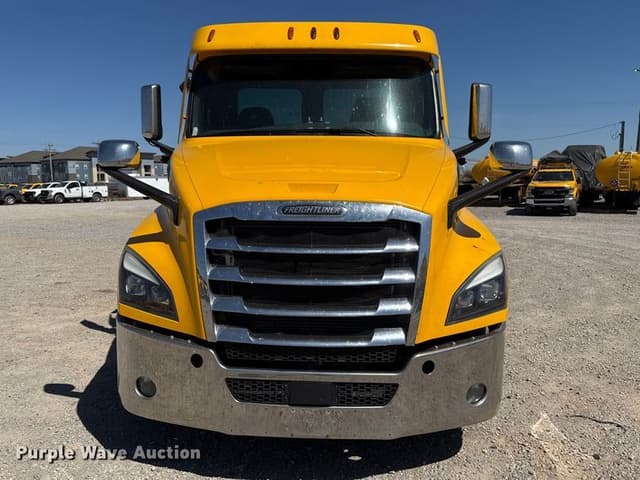 Image of Freightliner Cascadia 126 equipment image 1