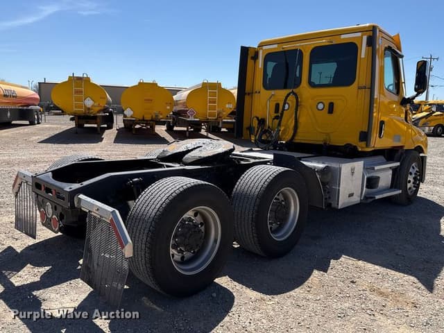 Image of Freightliner Cascadia 126 equipment image 4