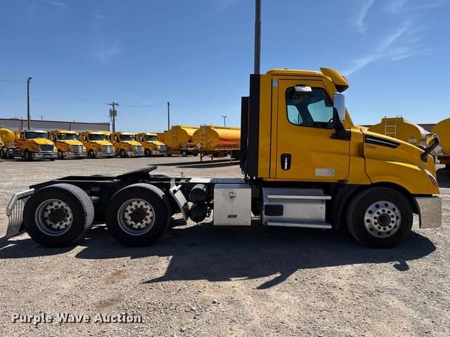 Image of Freightliner Cascadia 126 equipment image 3