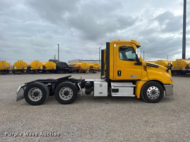 Image of Freightliner Cascadia 126 equipment image 3