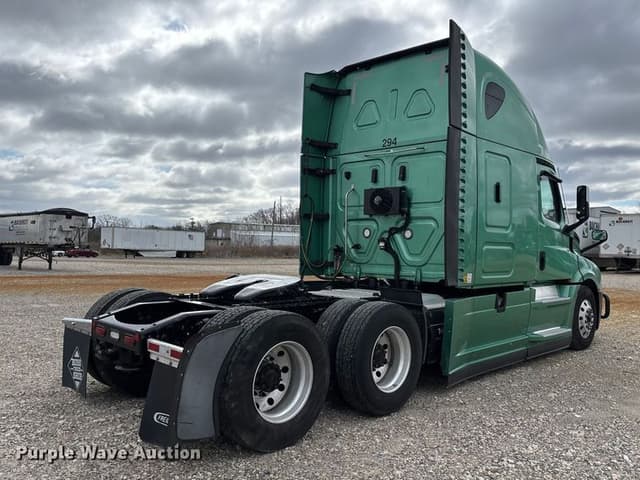 Image of Freightliner Cascadia 126 equipment image 4