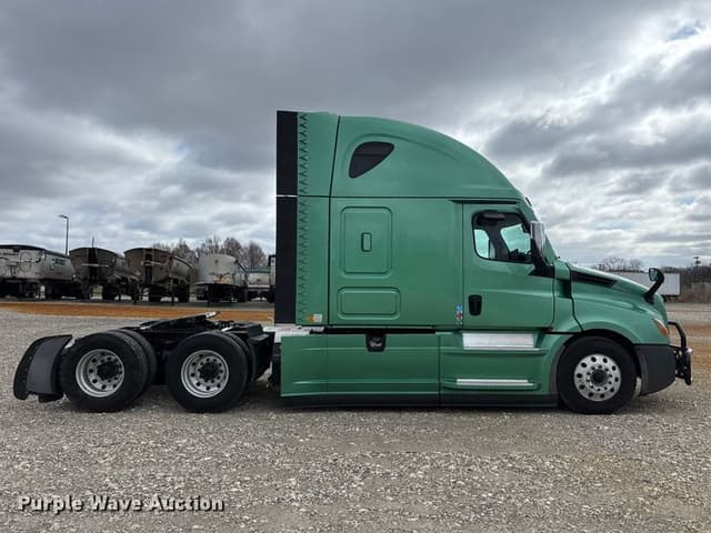 Image of Freightliner Cascadia 126 equipment image 3
