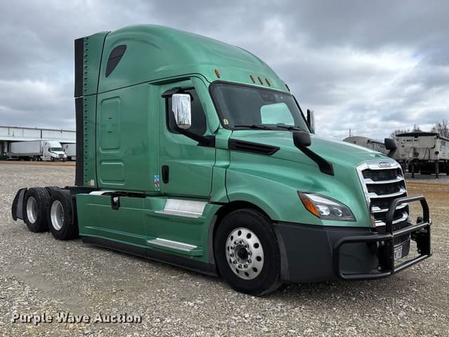 Image of Freightliner Cascadia 126 equipment image 2