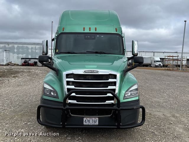 Image of Freightliner Cascadia 126 equipment image 1