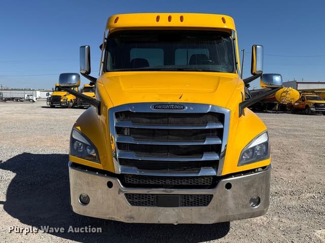 Image of Freightliner Cascadia 126 equipment image 1