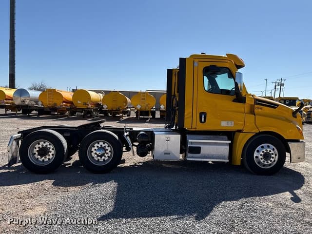 Image of Freightliner Cascadia 126 equipment image 3