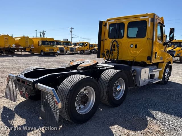 Image of Freightliner Cascadia 126 equipment image 4