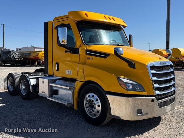 Image of Freightliner Cascadia 126 equipment image 2