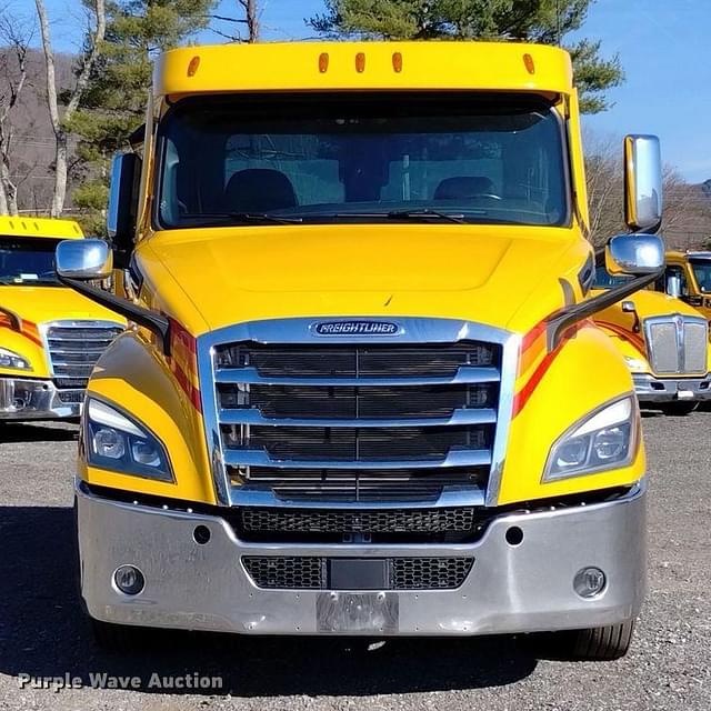 Image of Freightliner Cascadia 126 equipment image 1