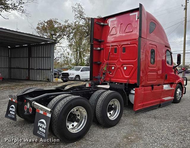 Image of Freightliner Cascadia equipment image 4