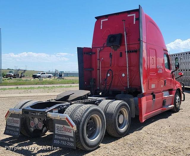 Image of Freightliner Cascadia equipment image 4