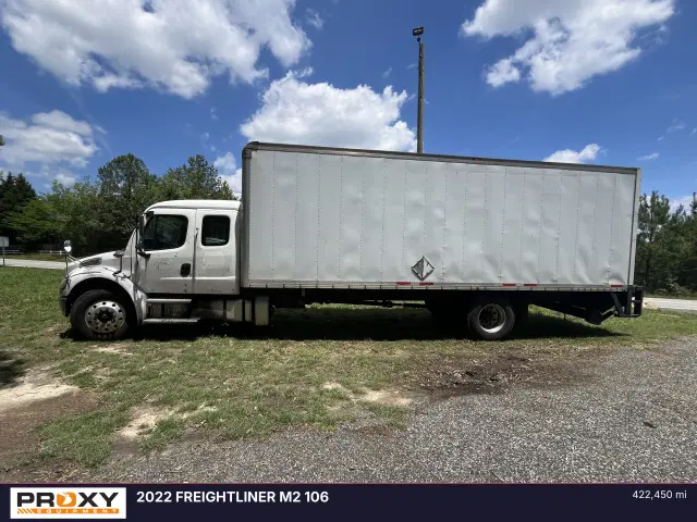 Image of Freightliner M2 106 equipment image 3