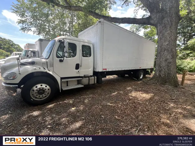 Image of Freightliner M2 106 equipment image 4