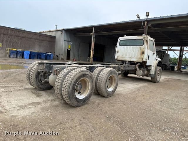 Image of Freightliner M2 106 equipment image 4