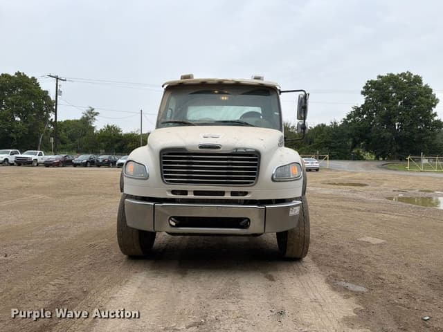 Image of Freightliner M2 106 equipment image 1