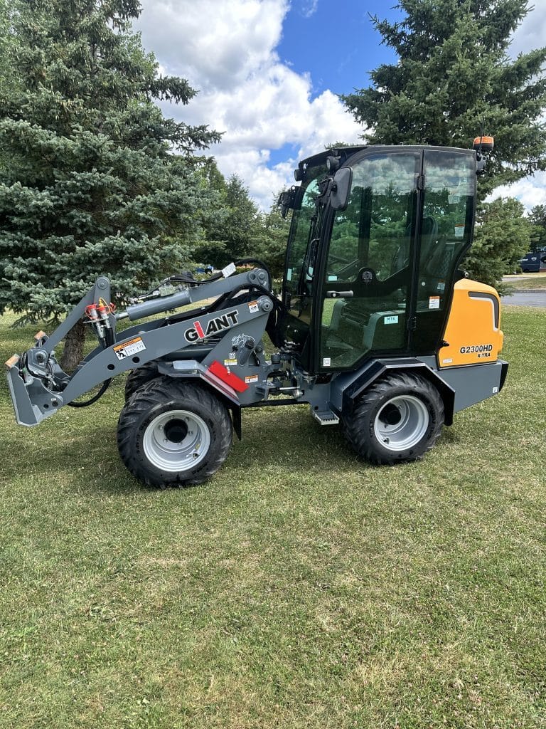 2022 Giant G2300HD X-tra Equipment Image0