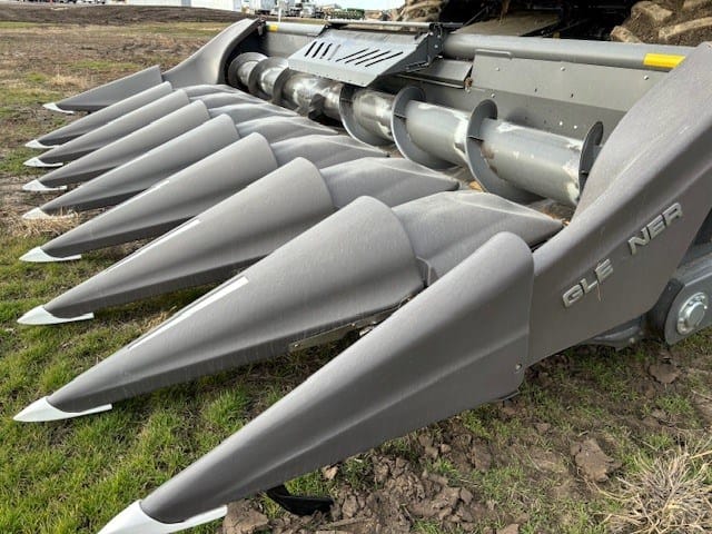 Main image Gleaner Command 3308