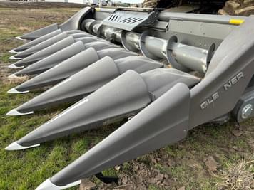 Main image Gleaner Command 3308